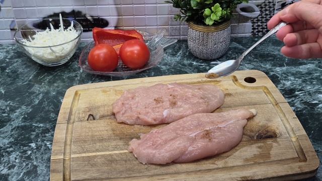 По этому рецепту куриная грудка будет всегда сочной!#подшубой#вкуснаяеда#готовимдома#какприготовить