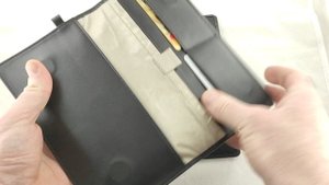 Экранирующее портмоне блокирует связь в телефоне и выглядит как обычный кожаный бизнес-аксессуар Dek