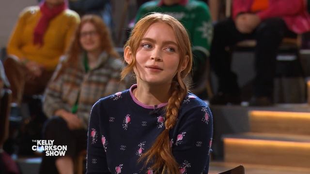 Brendan Fraser & Sadie Sink Share Christmas Traditions: Cookie Decorating & Full-Contact Karaoke смотреть онлайн