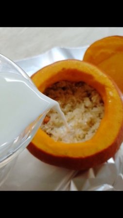 Тыква запеченная с курицей и рисом в молоке.