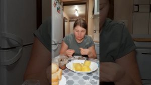МУКБАНГ. Килька в банке, отварная картошка, лучок