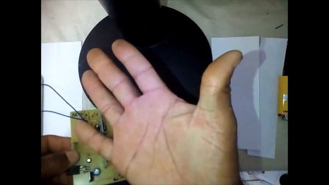 Maneira certa de pegar a plaquinha EGS002 com a mão. смотреть онлайн