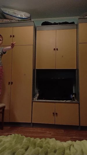 крутится