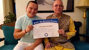 Доктор Катария вручил высший сертификат Йоги Смеха  - Мите Ефимову