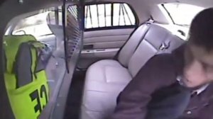 В США арестованный псих ловко покинул автомобиль