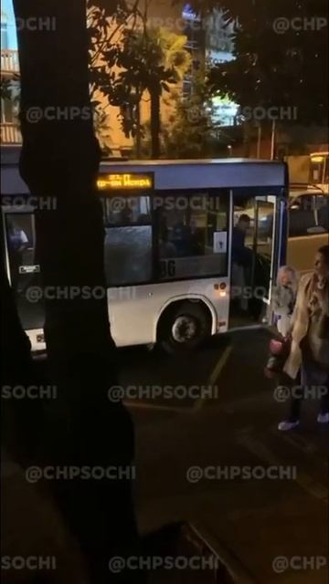 В Сочи столкнулись два рейсовых автобуса смотреть онлайн