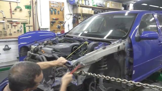 Старенький Гольф, ничего особенного. Body repair after an accident.