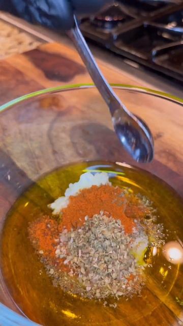 Рецепт приготовления форели с чесноком и травами 🐠