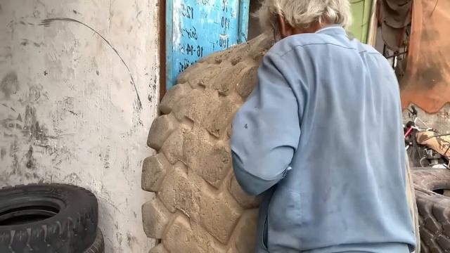 Ремонт порезанной боковины шины трактора в Индии смотреть онлайн