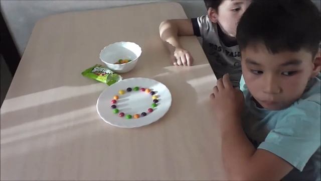 Радуга из конфет Skittles. Скитлс. Братья Мироновы. смотреть онлайн