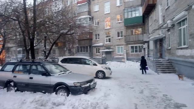Вчера у нас наконец- то техника почистила двор после снегопадов😊