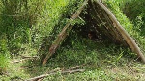 Кемпинг в горах, строительство деревянного укрытия, выживание на природе