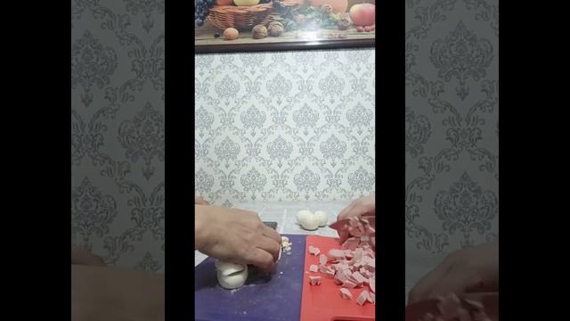 Салат оливье с колбасой рецепт классический.