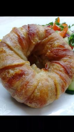 Мясные пончики в беконе.