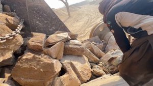 Строительство, дробление щебёнки