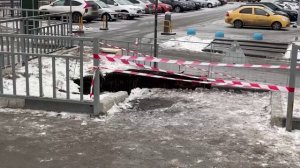 Человек провалился под землю  на улице Керченской в Нижнем Новгороде