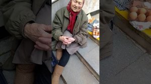 Бабка-попрошайка о связях в милиции