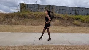 Роуз Выходит на прогулку в Черных Чулках В Черных туфлях на платформе Высоким 6 Дюймовым Каблуком