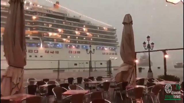 Paura a Venezia: nave da crociera Costa Deliziosa sbanda e sfiora banchina e yacht смотреть онлайн