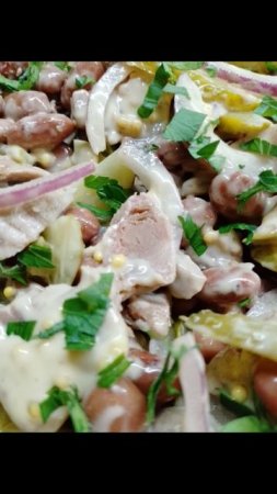 Салат с куриными желудками, маринованными огурчиками и фасолью.