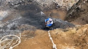 Строительство, рухнул большой чёрный камень