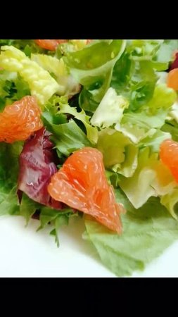 Салат из курицы и грейпфрута с горчично-медовой заправкой.