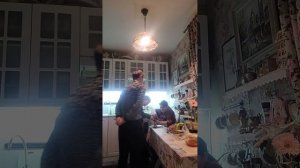 Кирилл жарит блины