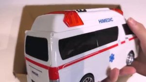 Маленький автомобиль скорой помощи работает со звуком в случае чрезвычайной ситуации!