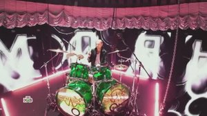 Преподаватель по классу барабанов на шоу-концерте группой "Земляне"