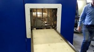 Загрузка образцов в машну для мойки и обезжиривания деталей в промышленности.