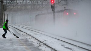 Железнодорожные пути покрылись снегом и наледью в Казахстане. Туман в Азербайджане. Погода в СНГ