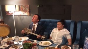 Botir Qodirov Yulduz Usmonovaga "Yig'latur" ashulasini kuylab berdi