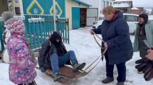 Туристы из Филиппин в селе Монастырское