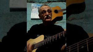 Гитара с треснувшею декой