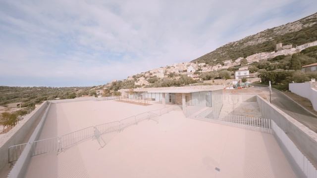 Школа имени Эдмона Симеони в Лумио