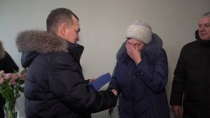 Мэр Новосибирска вручил ключи от новых квартир жителям барака на Расточке