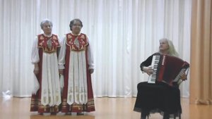 Льются песни крылатые