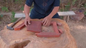 Дедушка Аму делает стол и табурет из красного дерева