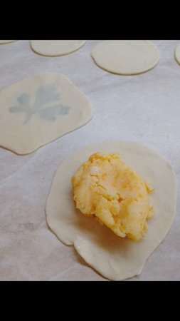 Вареники с тыквенно-картофельным пюре, украшенные листом петрушки