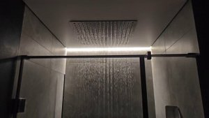 Натяжной потолок в душевой комнате по дизайнерской задумке.