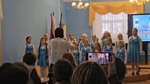 " Тихий час" Муз. С. Плешака, слова О. Сердобольского. Младший хор девочек " Радуга" .