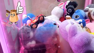 Достали много классных игрушек из автомата Хватайка.