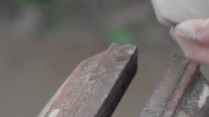 Дедушка Аму делает футбольный мяч из дерева