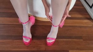 Эшли Примеряет Белый Кружевной Топ, Чулки, Розовые Туфли На Ультравысоких Каблуках Высотой 6,5 Дюйма