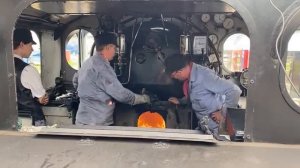 Кочегар кидает уголь в топку паровоза