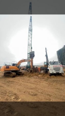 Работает гусеничный экскаватор и ямобур вездеход 🚚 Услуги бурения тел. +7 (985) 185-77-77.