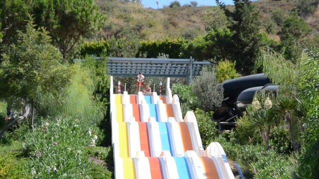 Котик съезжает с горки в аква-парке смотреть онлайн