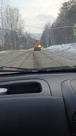 Утренняя уборка федеральной трассы в полном разгаре и с огоньком.