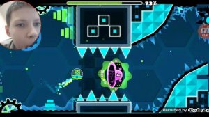 Играю в геометри дэш