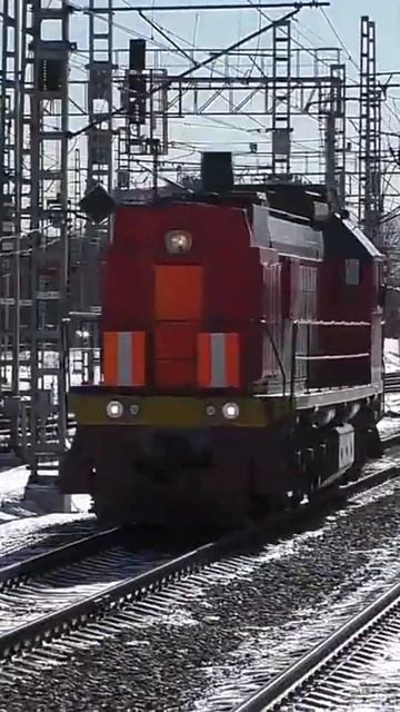 Маневровый тепловоз ТЭМ18В-030 (ТЧЭ-4) следует резервом. смотреть онлайн